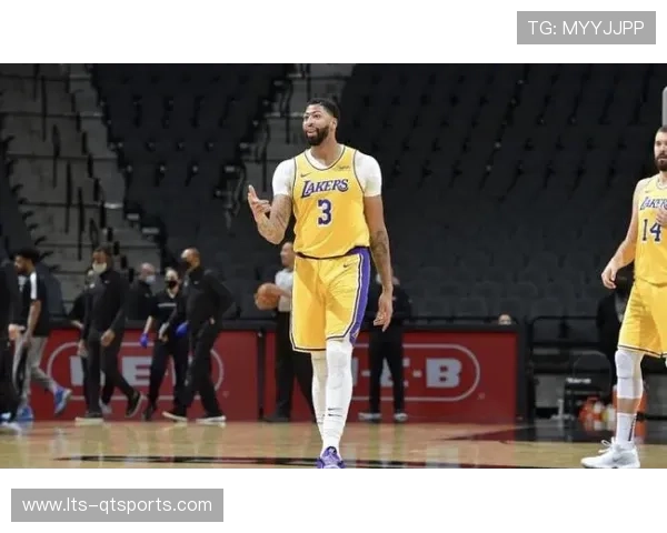 “拜仁vs斯图加特阵容解析：戴维斯缺席影响边路”